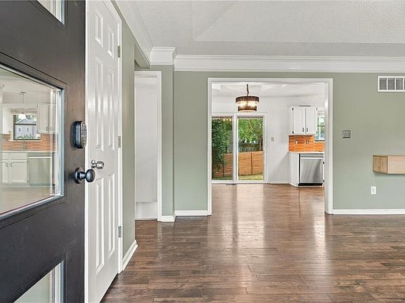 3rd image of 104 NE Bristol Cir