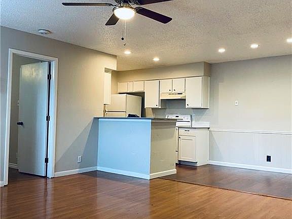 3rd image of 9902 Hundred Oaks Cir #A