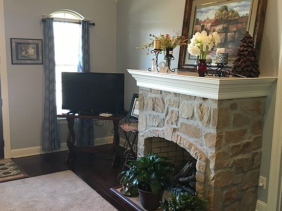 3rd image of 3001 Summer Hill Cir