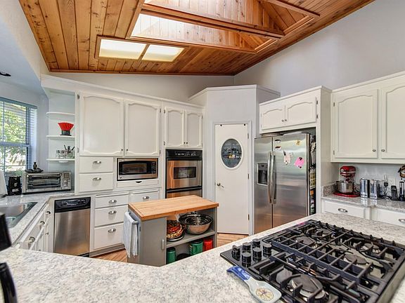 3rd image of 756 Oak Crest Cir