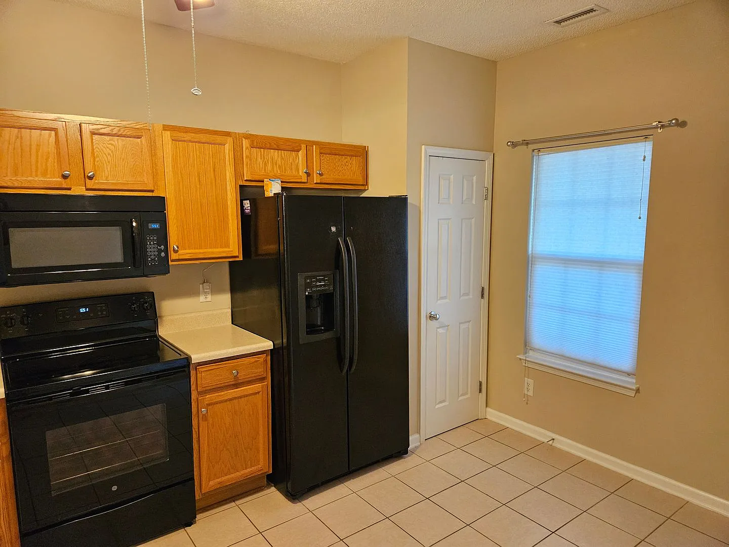 Fantastic 3br 2.5ba Townhome w/ 1st Floor Master & Garage in Holly Springs! Available Now! — Photo 4