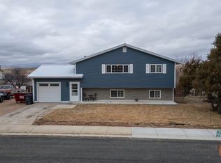 922 Keller Dr, Glenrock, WY 82637