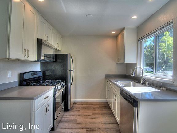 3rd image of 300 Franciscan Ct APT 4