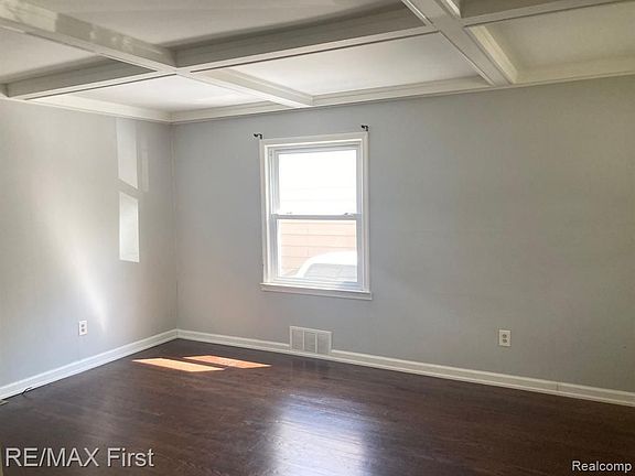 3rd image of 1483 E Maxlow Ave