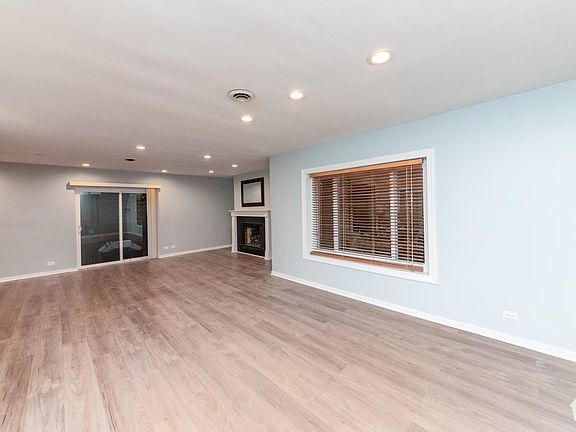 4th image of 540 W Aldine Ave #F2