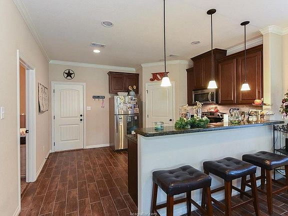 2nd image of 822 Churchill St #1