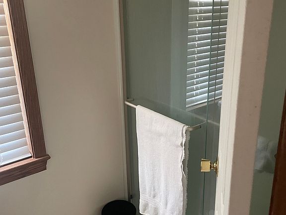 4th image of 924 Dravis St