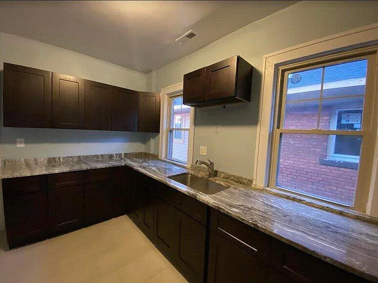 4 bed, 1.0 bath, 1560 sqft, $1,500 — Photo 2