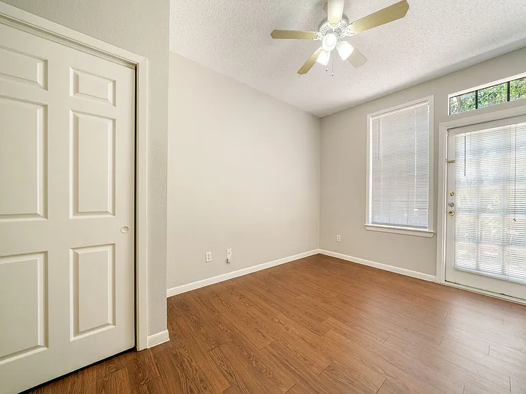 2300 Leon St #101 — Photo 21