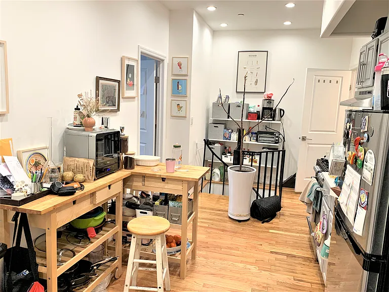 525 E 5th St #1R — Photo 3