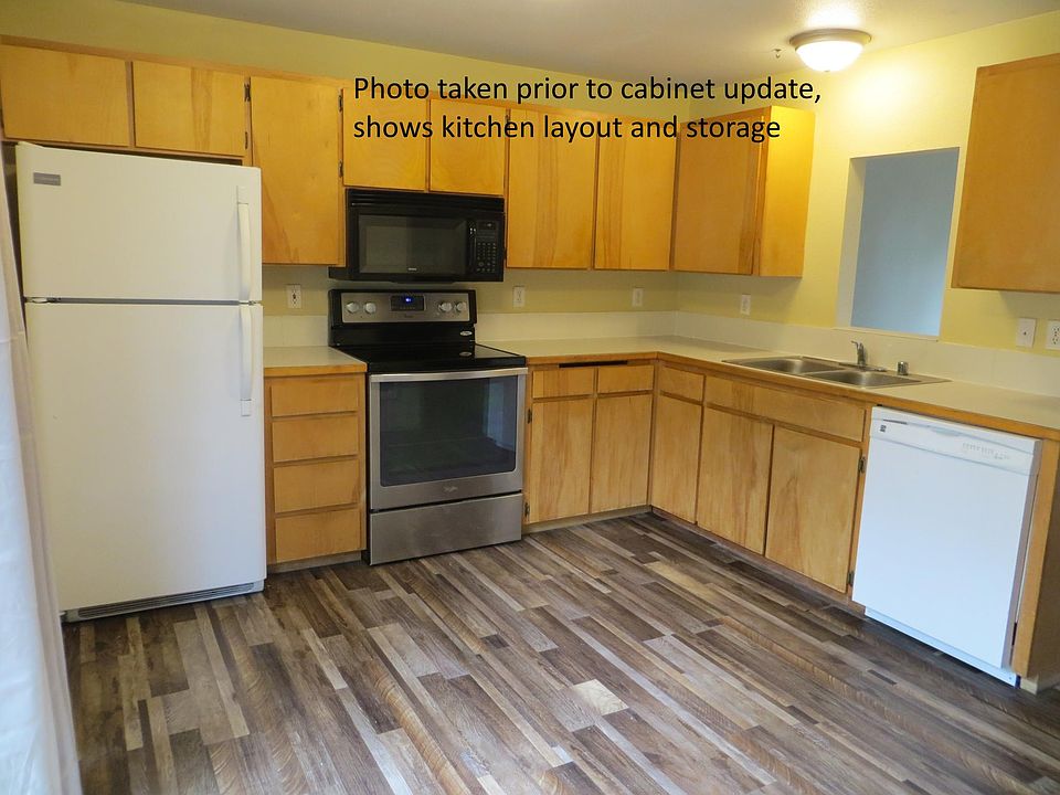 Kitchen layout, photo prior to cabinet update