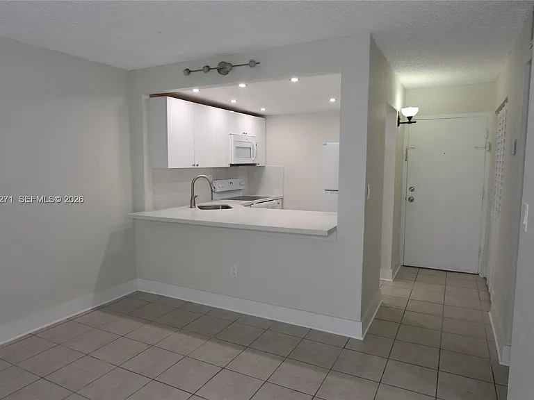 4550 NW 9th St #811E — Photo 3