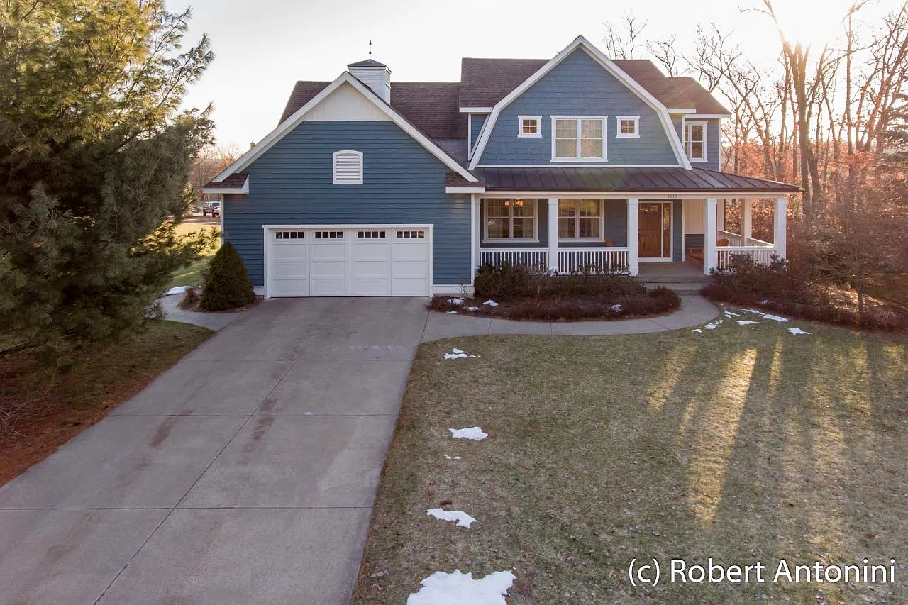 2010 Pine Nook Ct NE photo 1