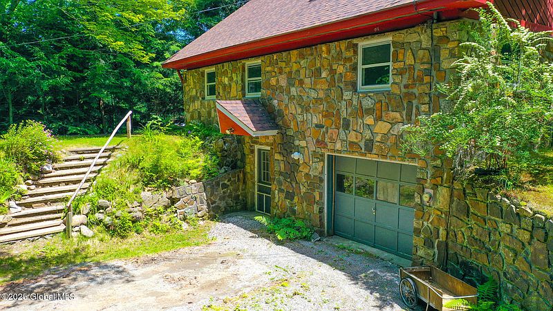 4th image of 155 Bowen Hill Road