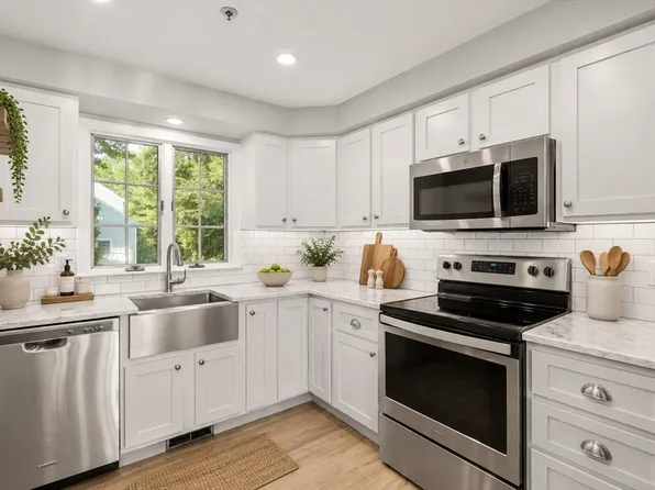 241 Carver Rd APT 7, Plymouth, MA 02360