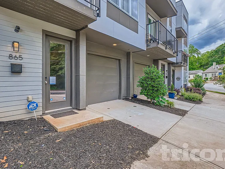 865 Cavanaugh Ave SE — Photo 3
