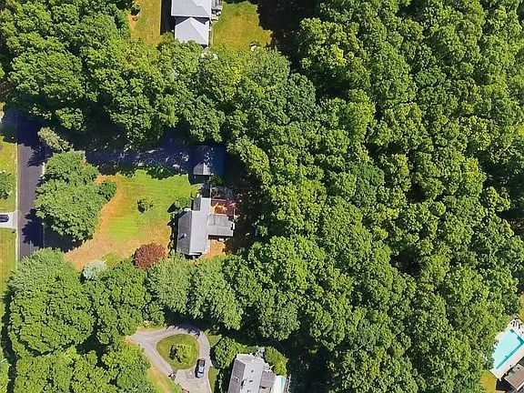 5th image of 83 Stoney Hollow Rd