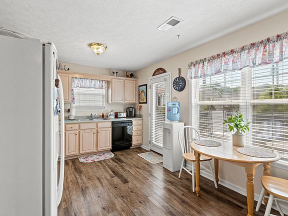 4th image of 1210 Meadow Glen Dr