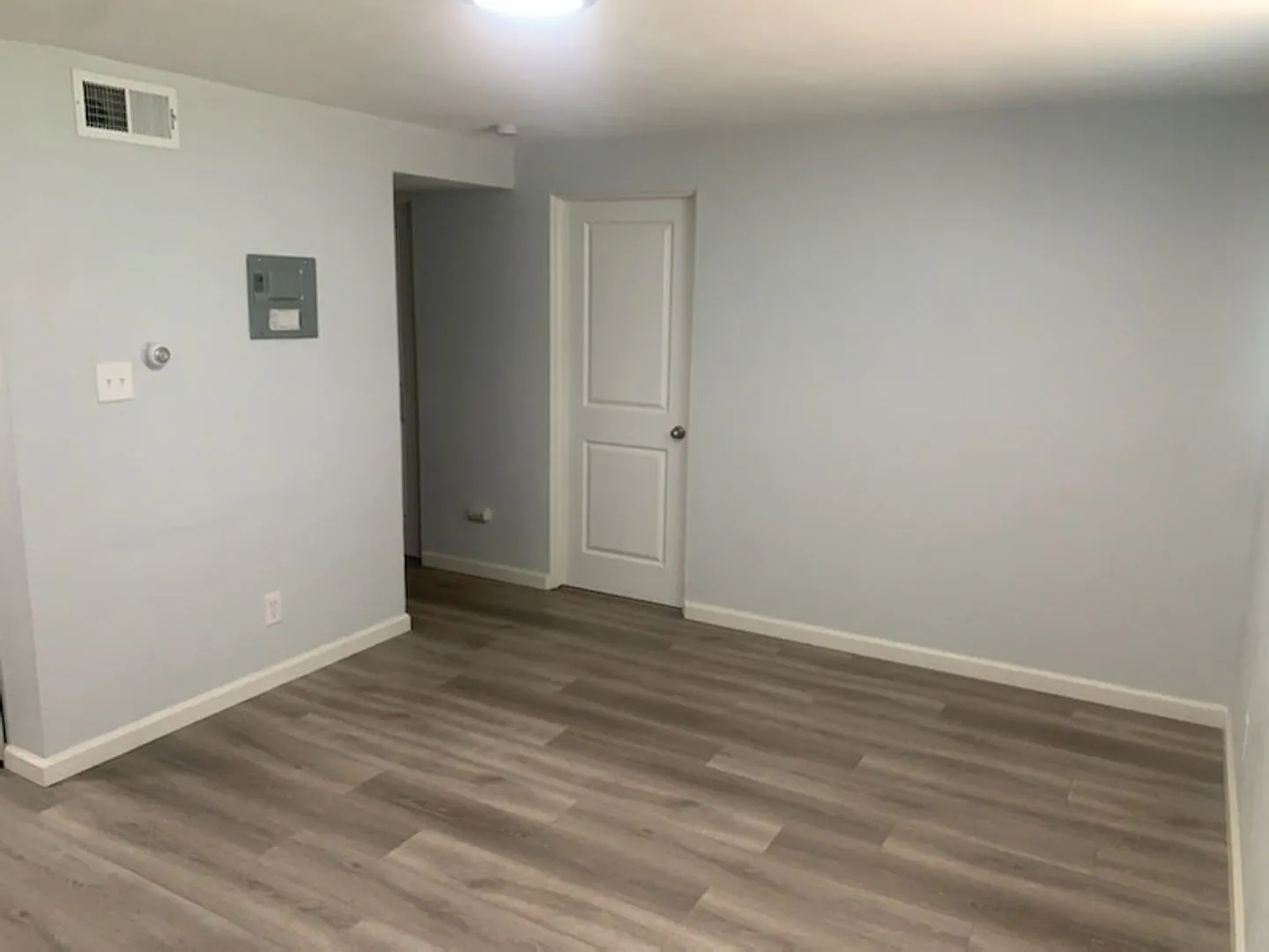Beautifully Renovated 2 bedroom in Aurora- Near Stanley Marketplace! **Special** — Photo 4