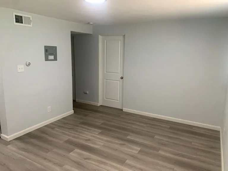 Beautifully Renovated 2 bedroom in Aurora- Near Stanley Marketplace! — Photo 4