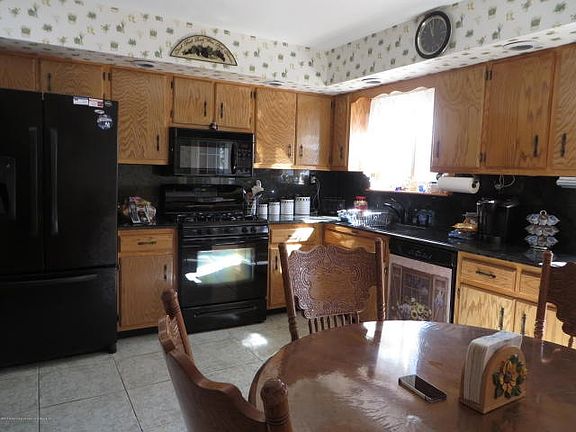 4th image of 238 Carlyle Grn