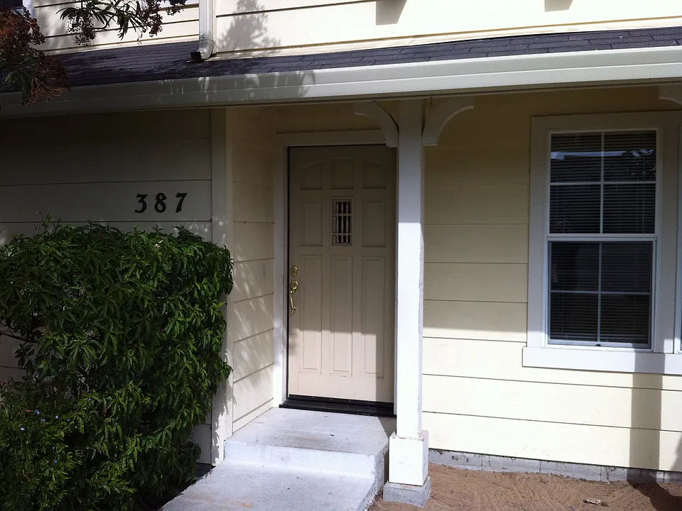 387 Redwood Heights Ct