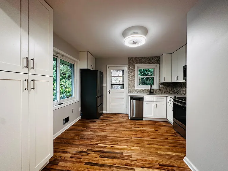 2149 Arlington Ave NE — Photo 4
