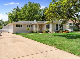 1424 N Park Dr, Mount Prospect, IL 60056