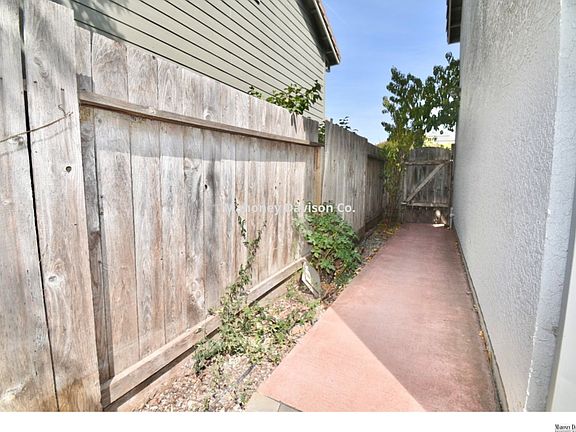 3rd image of 1919 Lansdowne Way