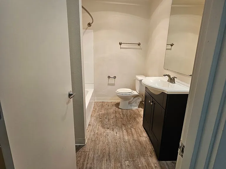 Beverly Grove Apartments — Photo 19