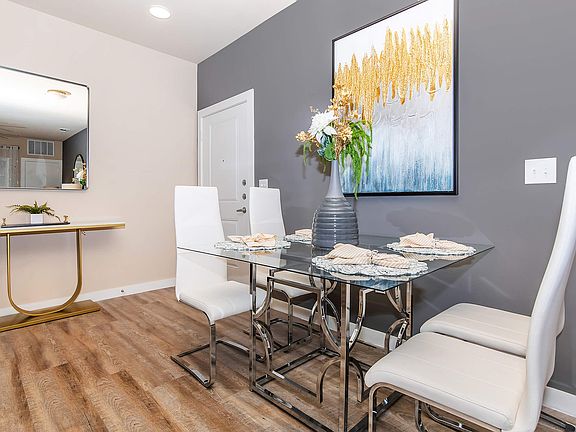 Dining Area Vantage at Loveland