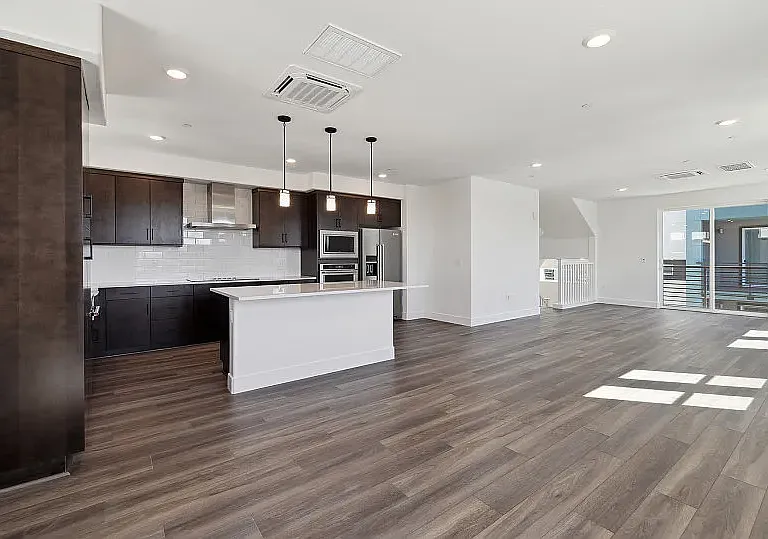 584 Laraline Way — Photo 3