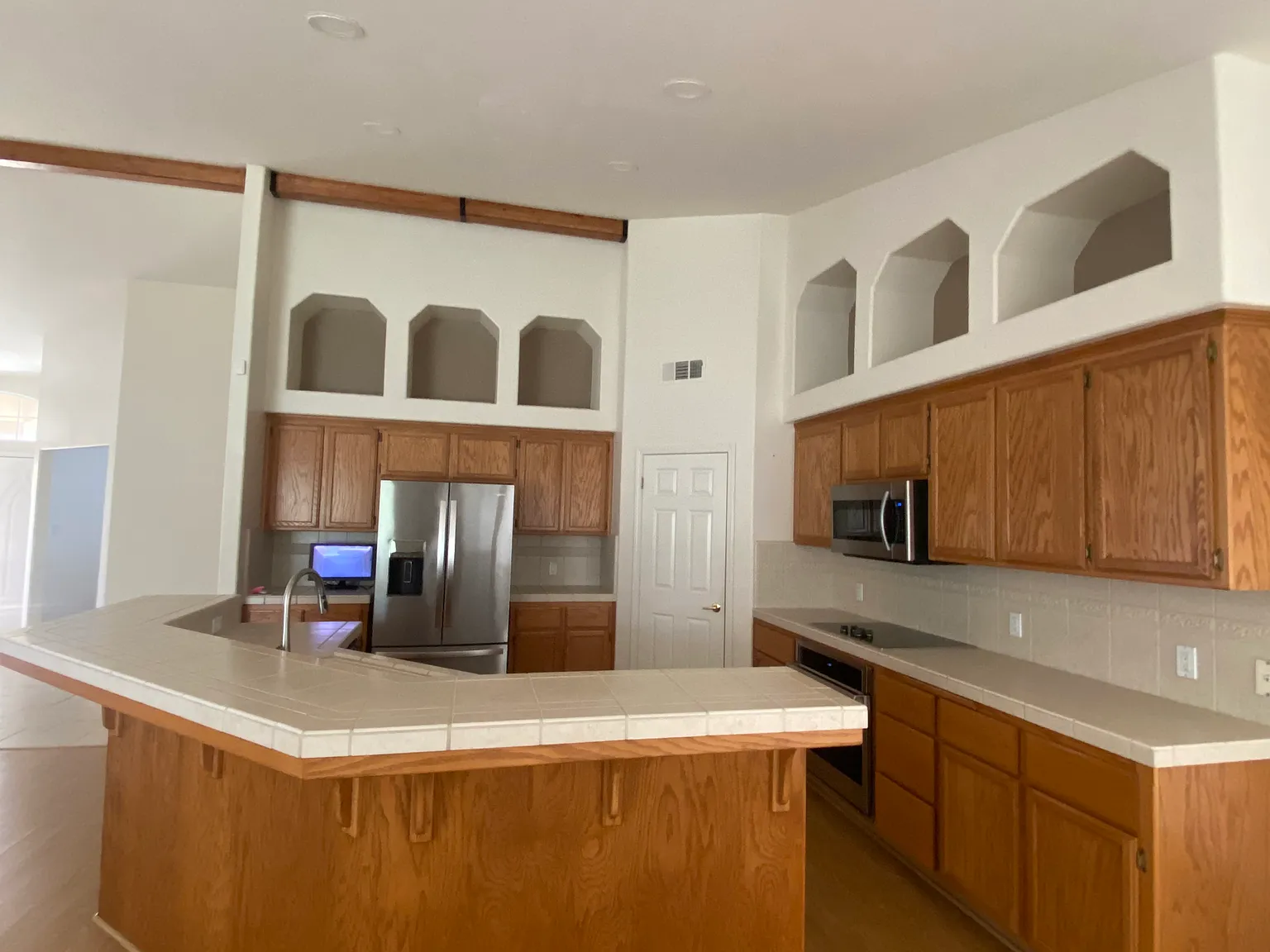 3 bed, 2043 sqft, $3,200 — Photo 3
