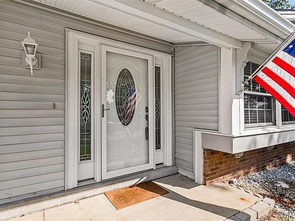 4th image of 4688 Towne Centre Dr