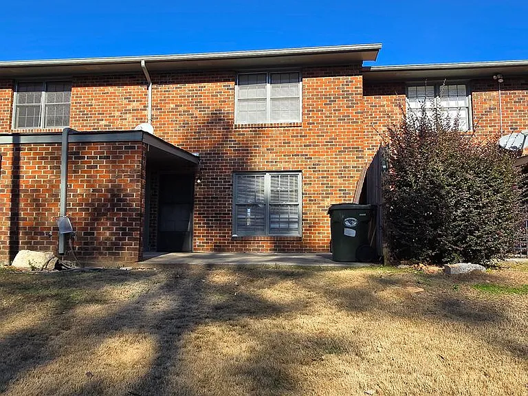 1959 Meadowbrook Cir — Photo 2