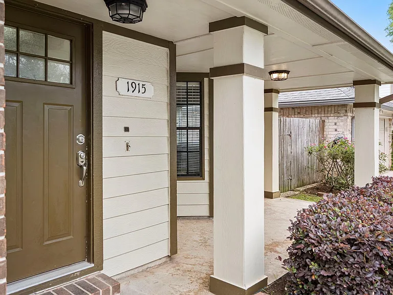 1915 Creek Valley Ln — Photo 4