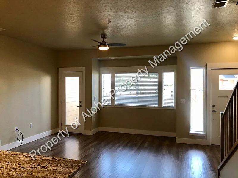 3 bed, 2.5 bath, 1310 sqft, $1,996 — Photo 3