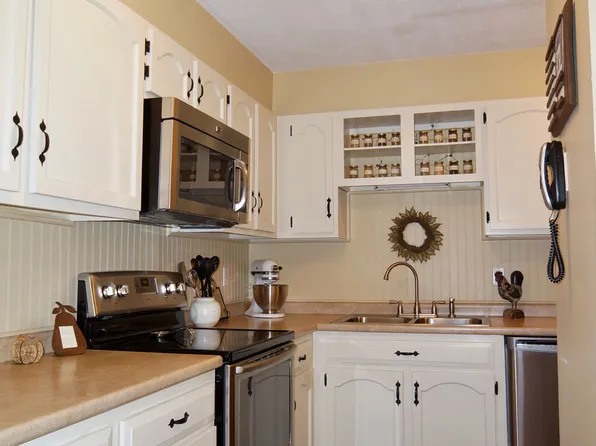 6 Comstock Trl, Brookfield, CT 06804