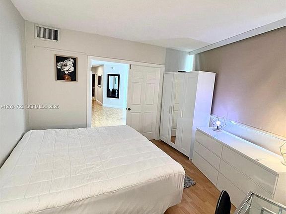 5th image of 905 Brickell Bay Dr APT 1422