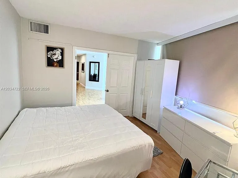 905 Brickell Bay Dr #1422 — Photo 5