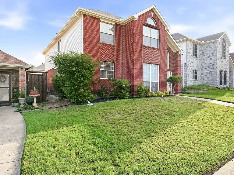 1352 Mae Dr — Photo 3