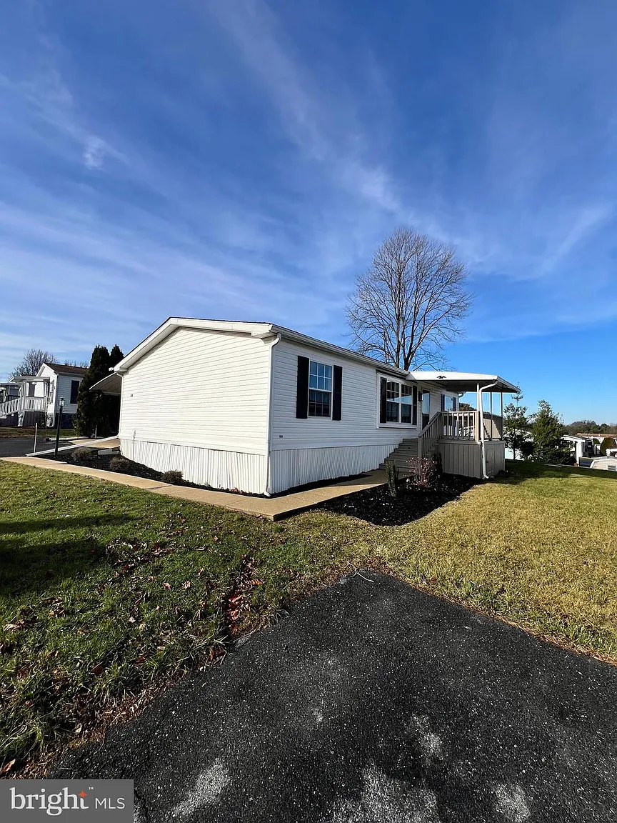 220 Longwood Ct W photo 1