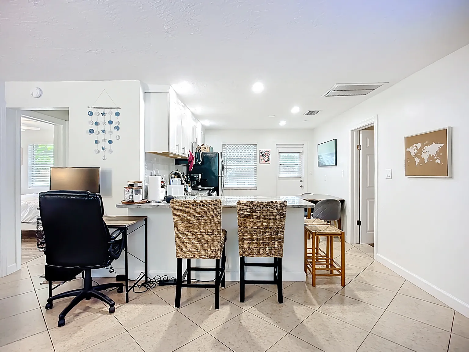 3 bed, 1030 sqft, $3,400 — Photo 3