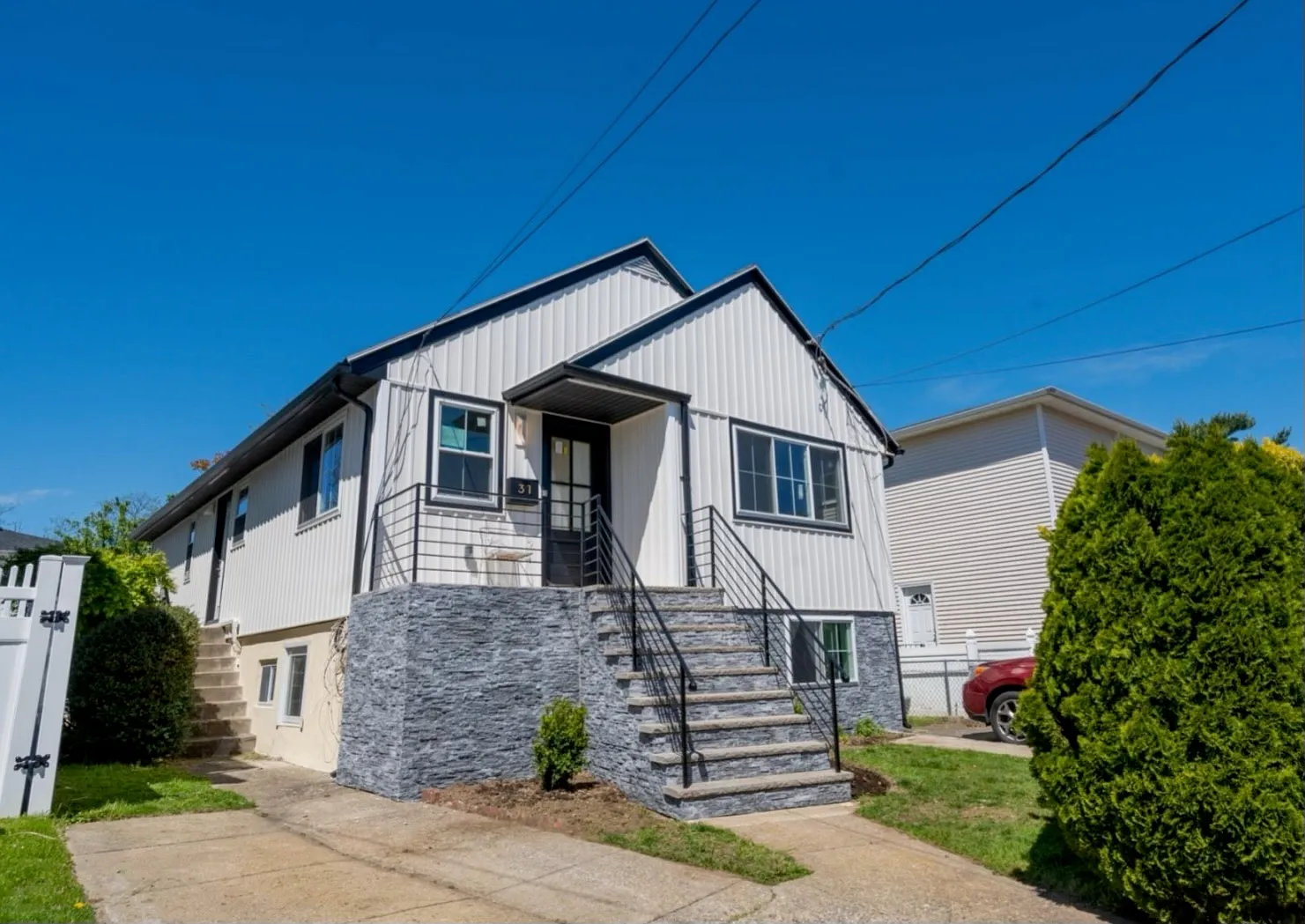 3 bed, 900 sqft, $4,300 — Photo 1