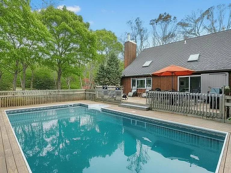51 Roses Grove Rd — Photo 1