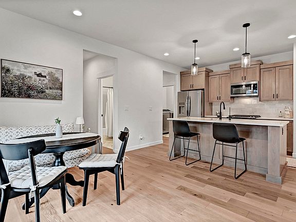 4th image of 11066 W Portola St