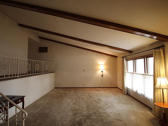 3rd image of 2219 W Newman Pkwy