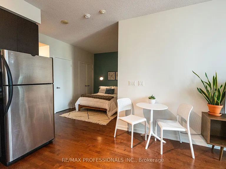 33 Lombard St N #1405 — Photo 3