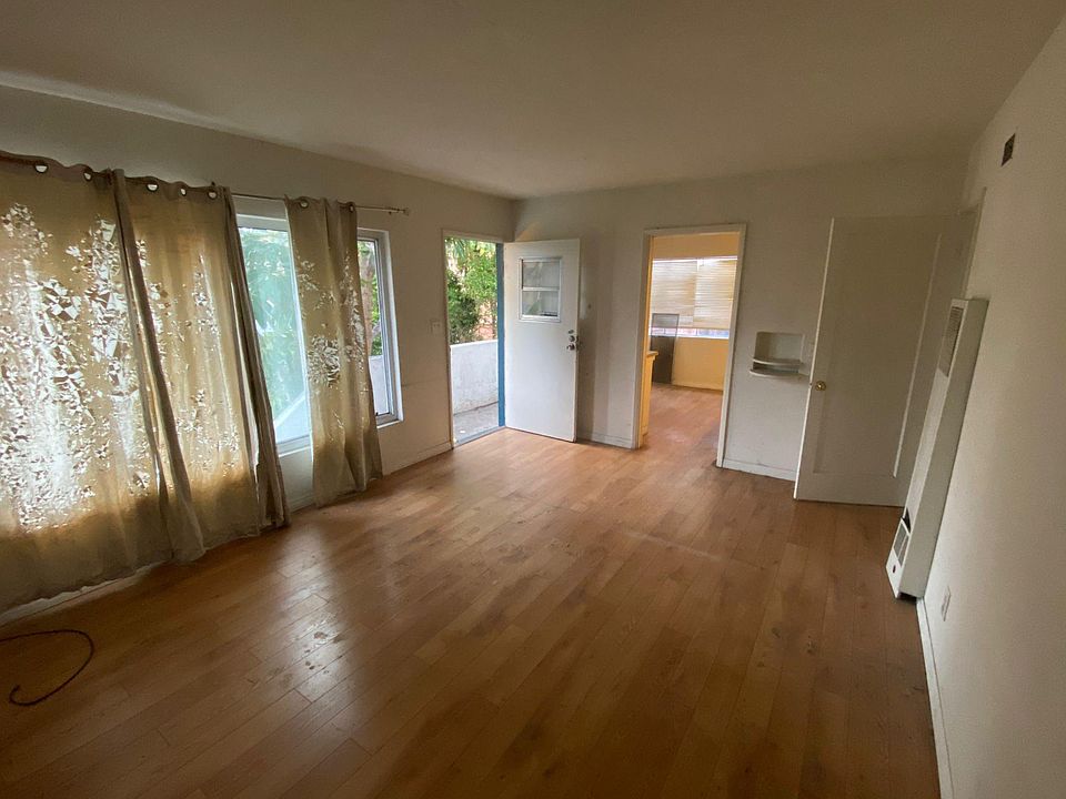 1st image of 851 Felspar St