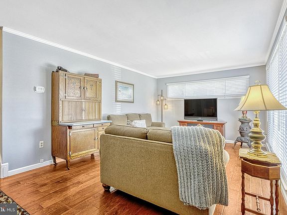 5th image of 10318 Forest Ave